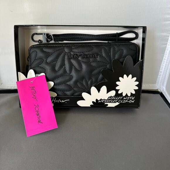 Betsey Johnson Black Quilted Flower Wallet Wristlet 8X4.5” K120 - Picture 2 of 7